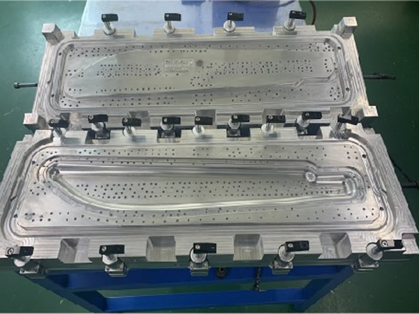 ベンツ車(chē)用被膜アルミダイ